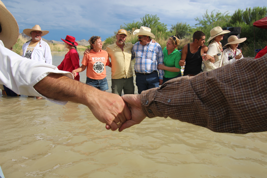 Americans and Mexicans join hands 
across the Rio Grande, 2014
Lorne Matalon
